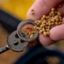Kép 4/5 - Guru Sprinkle Lids Large / Rakósbotos etetőcsésze szórófedő